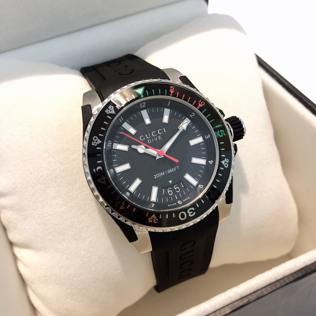 GC39 GUCCI古驰 Dive腕表，中性休闲风格的浮凸个性G家标识，橡胶表带搭配品牌代表性设计元