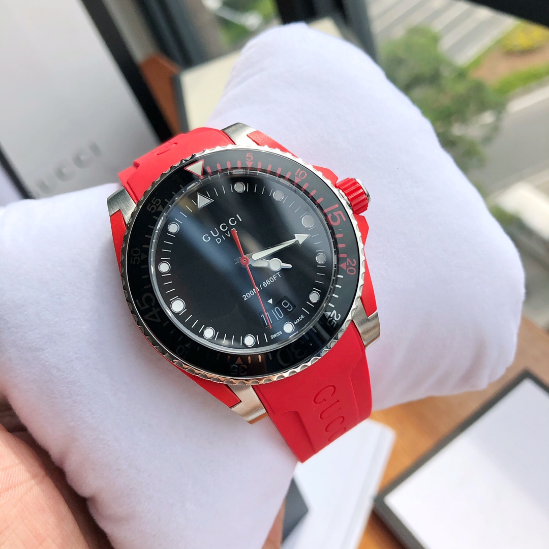 GC72 Gucci新款中性潜水表，40 mm表径，以品牌标志性蛇形图案和夜光显示为表盘；应用不锈钢