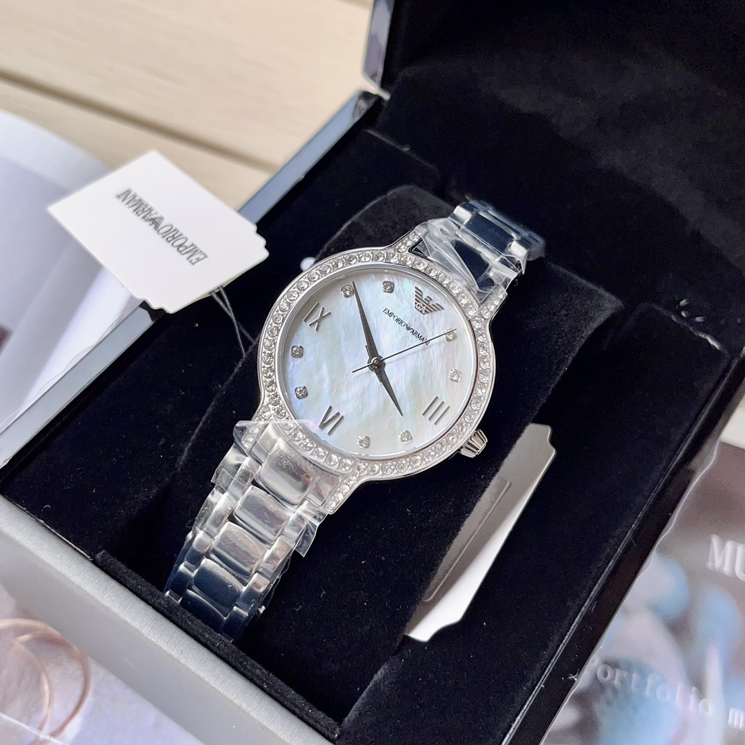 AR11484 阿玛尼ARMANI女表，尺寸：32mm，是女生就永远抵挡不住圈钻的诱惑，带上手腕的一刻，眼