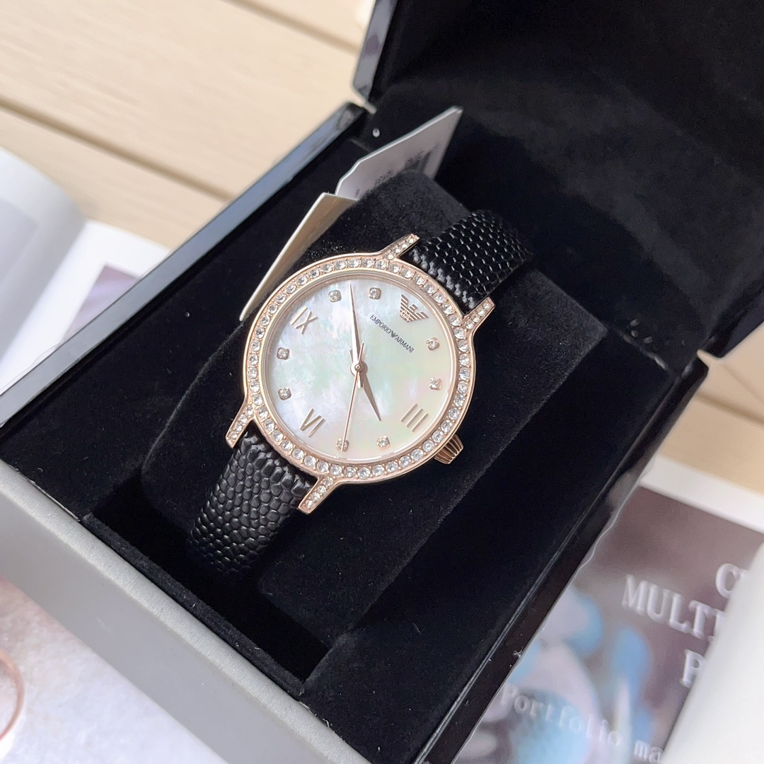 AR11485 阿玛尼ARMANI女表，尺寸：32mm，是女生就永远抵挡不住圈钻的诱惑，带上手腕的一刻，眼